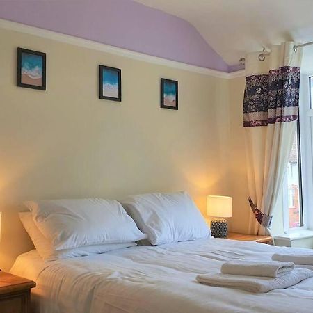 5 Bed, 2 Bath Home + Terrace, Garden&Parking Swindon Exterior foto