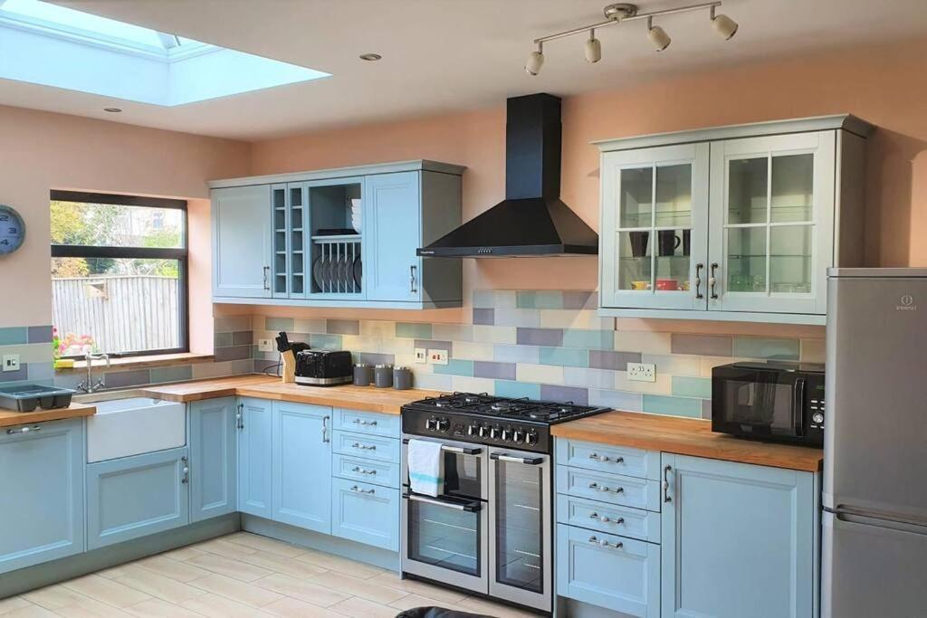 5 Bed, 2 Bath Home + Terrace, Garden&Parking Swindon Exterior foto