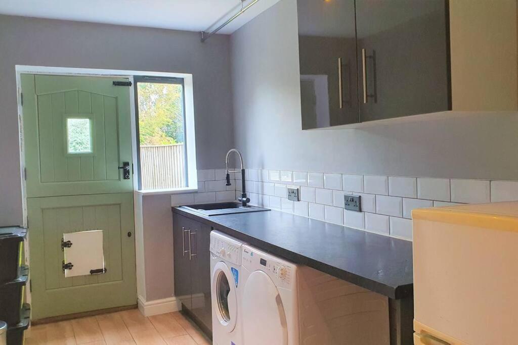 5 Bed, 2 Bath Home + Terrace, Garden&Parking Swindon Exterior foto