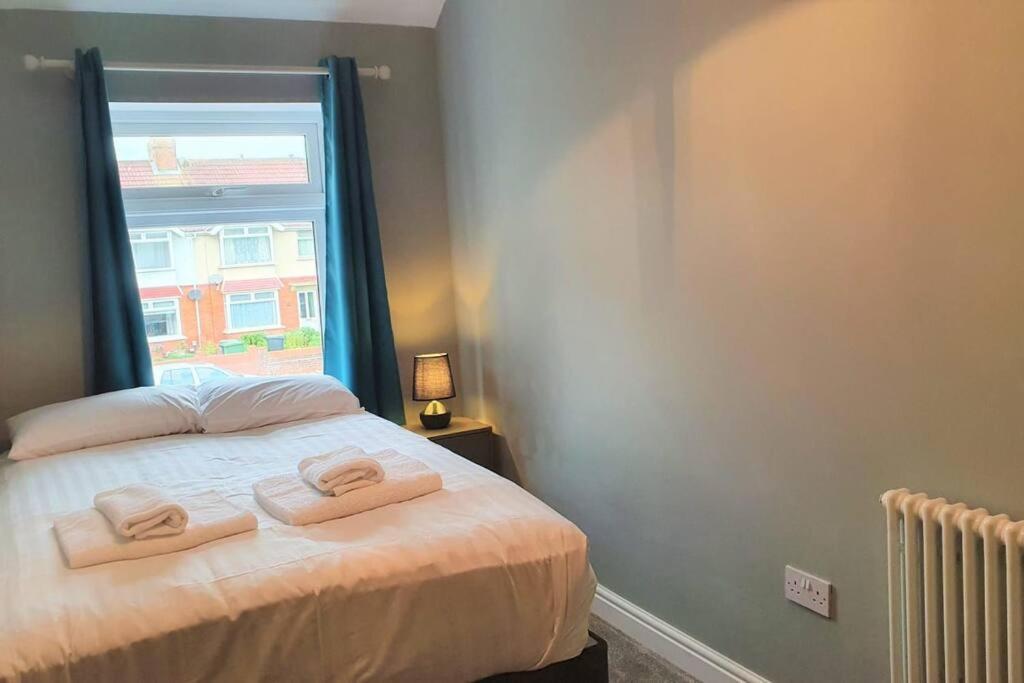 5 Bed, 2 Bath Home + Terrace, Garden&Parking Swindon Exterior foto