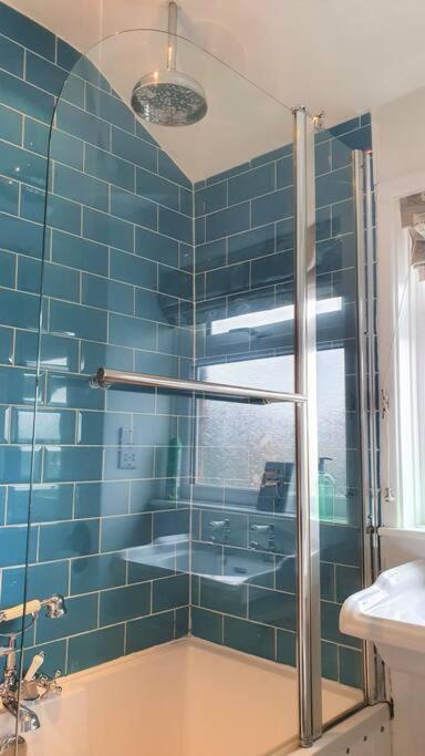 5 Bed, 2 Bath Home + Terrace, Garden&Parking Swindon Exterior foto