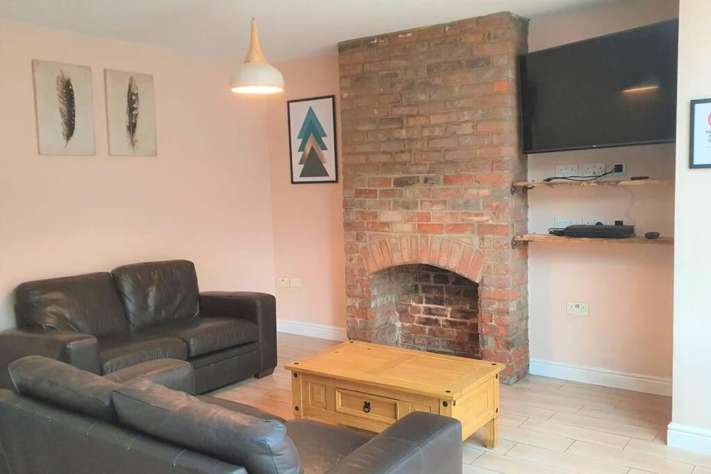 5 Bed, 2 Bath Home + Terrace, Garden&Parking Swindon Exterior foto
